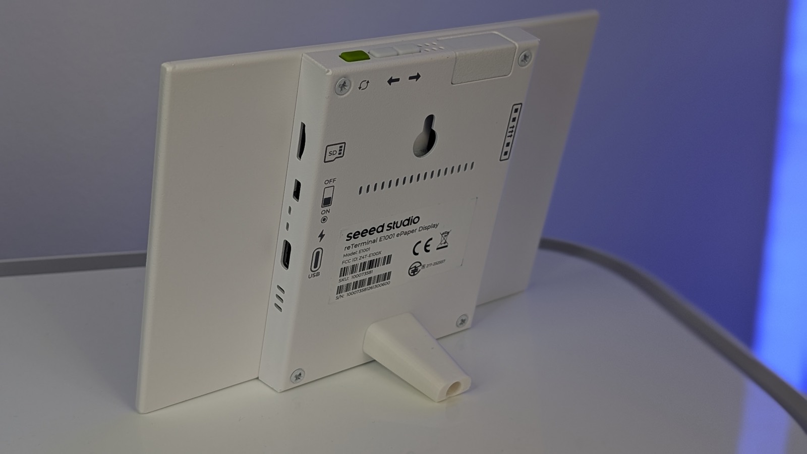 Zadná strana KMLStation so stojanom, USB-C a závesným otvorom